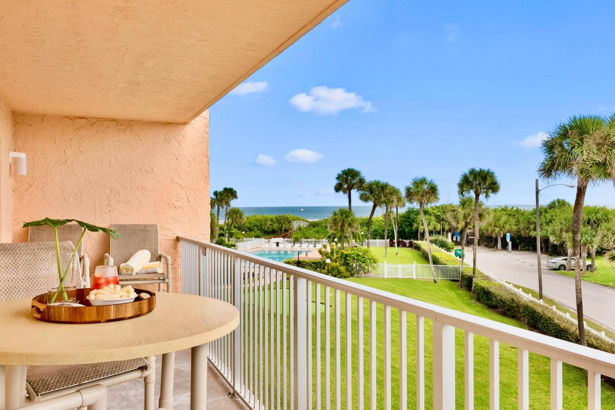 Cocoa Beach Towers Room photo